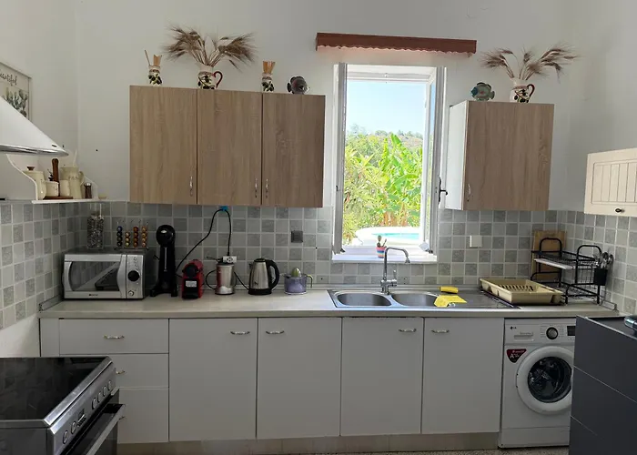 Tower Traditional Pool Tatil Evi