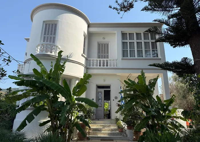 Tower Traditional Pool بيت للعطل