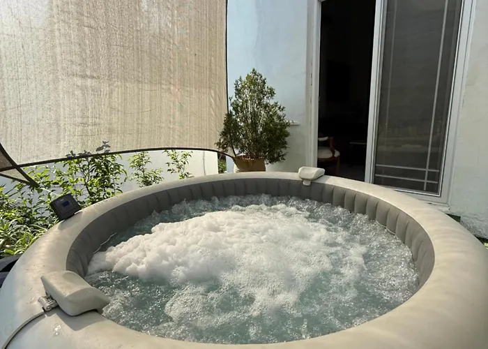 Tower Traditional Pool بيت للعطل Kremastí