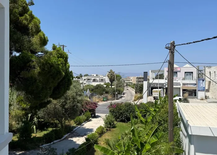 Tower Traditional Pool Дом отдыха Кремасти